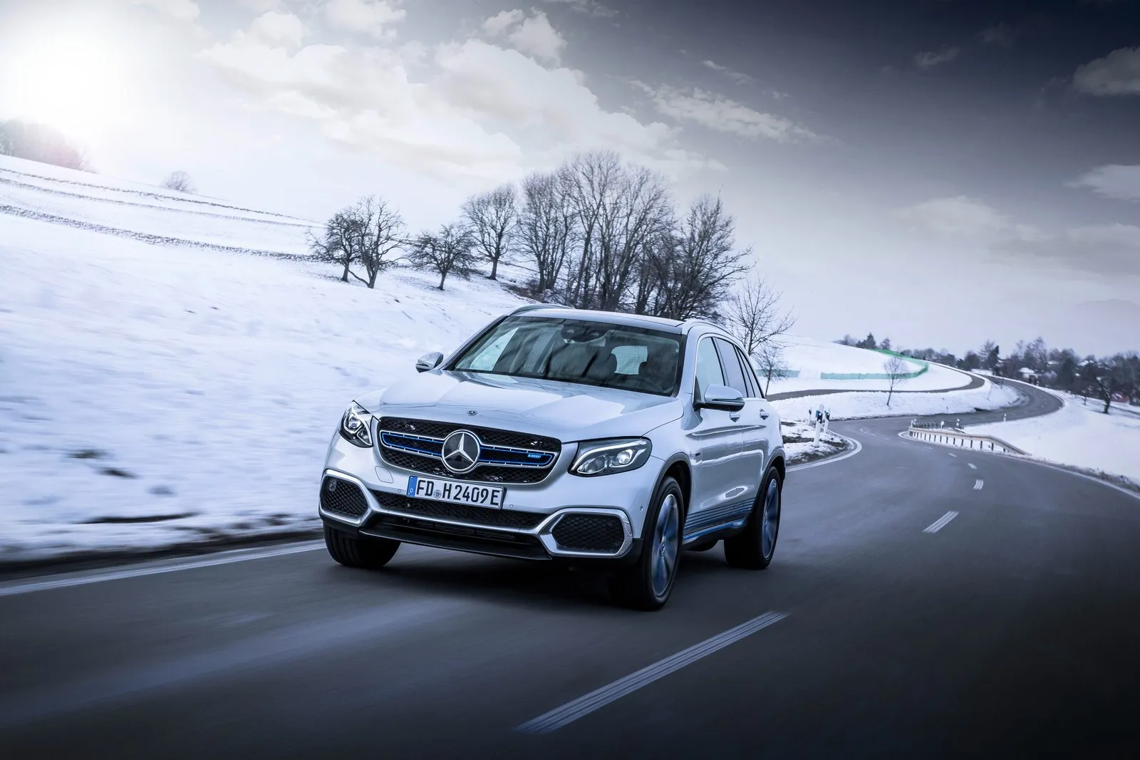 Das Vorserienmodell des neuen Mercedes-Benz GLC F-CELL – neben Wasserstoff wird die rein elektrische Variante des SUV auch Strom „tanken“. // The preproduction model of the new Mercedes-Benz GLC F-CELL - in addition to hydrogen, the all-electric variant of the popular SUV will also run on electricity.